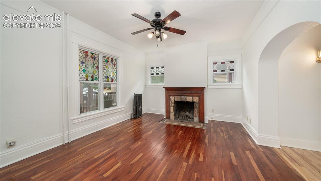 Image 4 of 18: Living Room