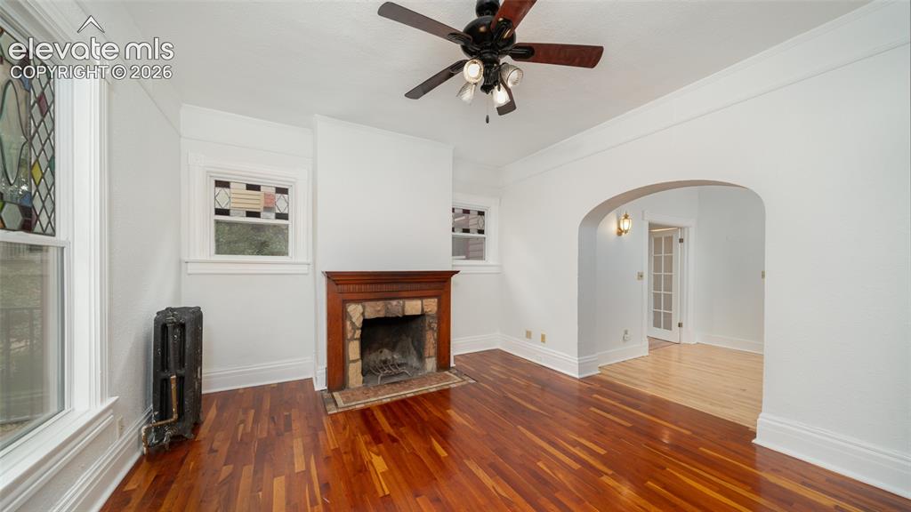 Image 5 of 18: Living Room