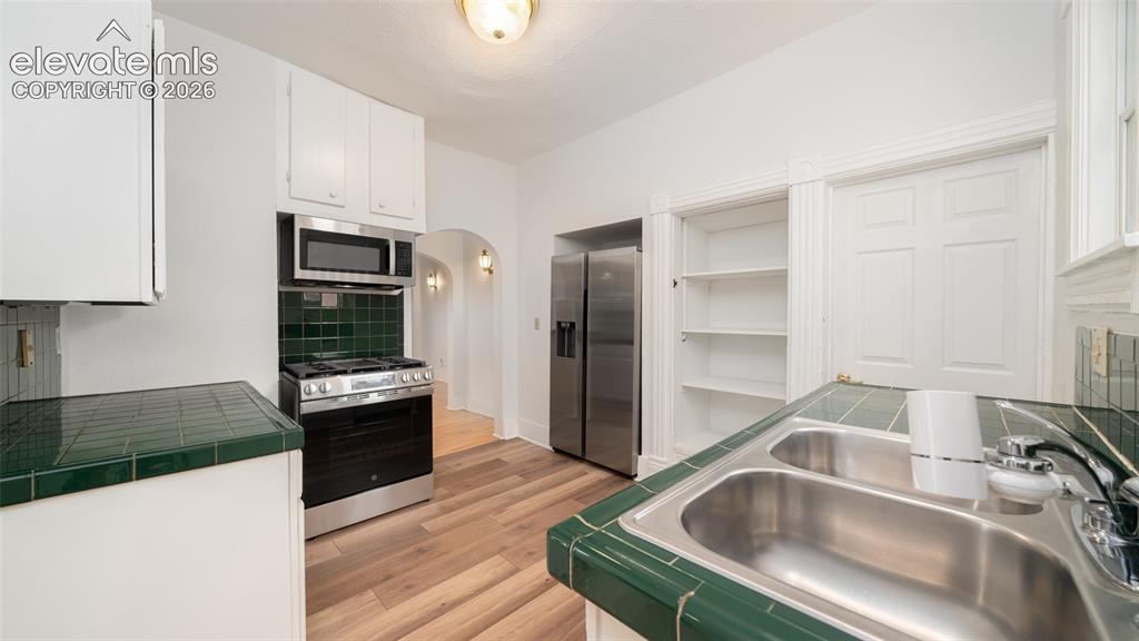 Image 6 of 18: Kitchen