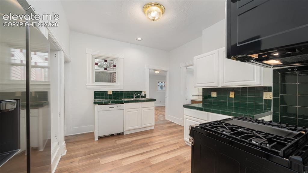 Image 7 of 18: Kitchen