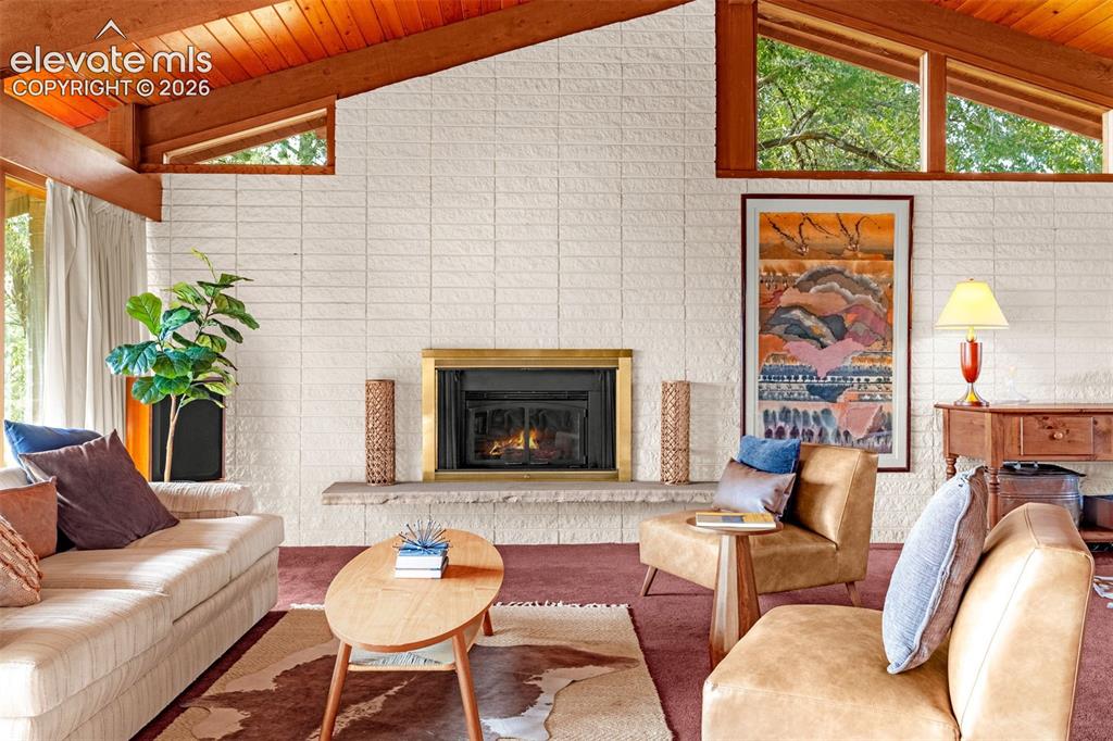 Image 15 of 49: Great Room