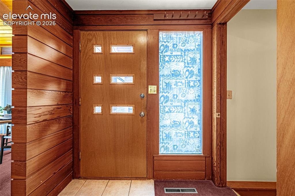 Image 18 of 49: Entry