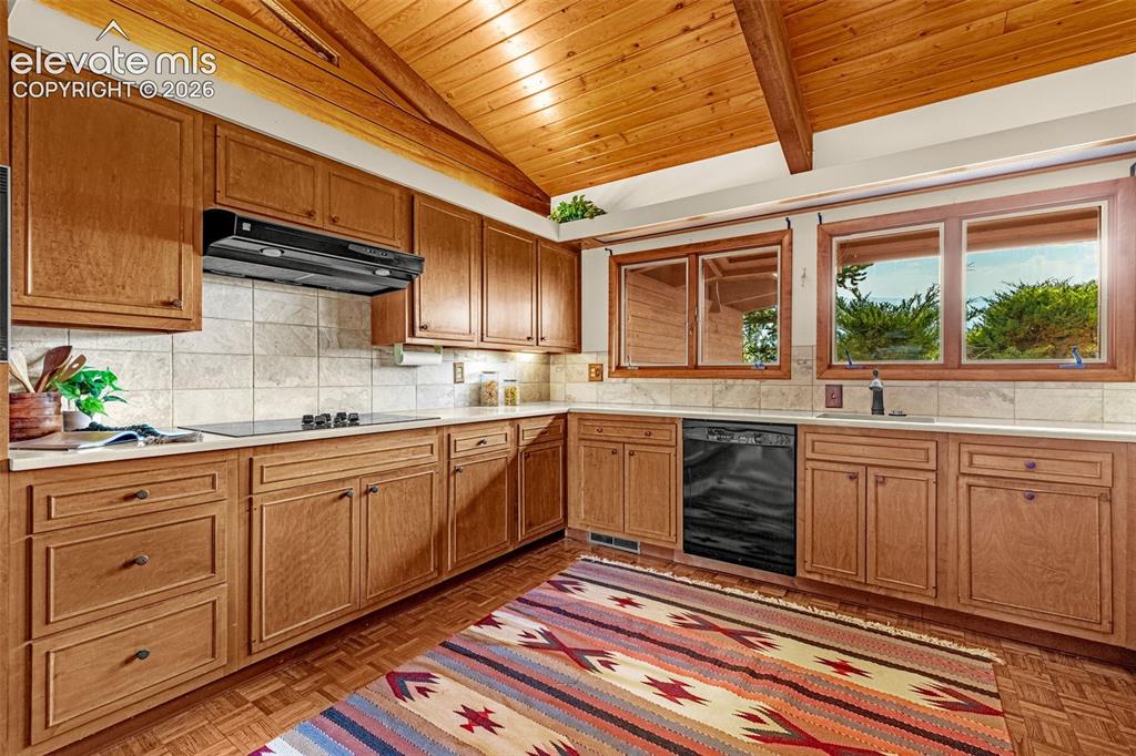 Image 19 of 49: Kitchen