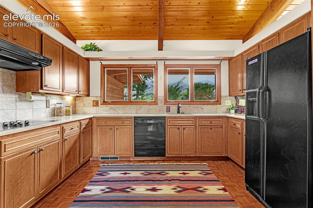 Image 21 of 49: Kitchen