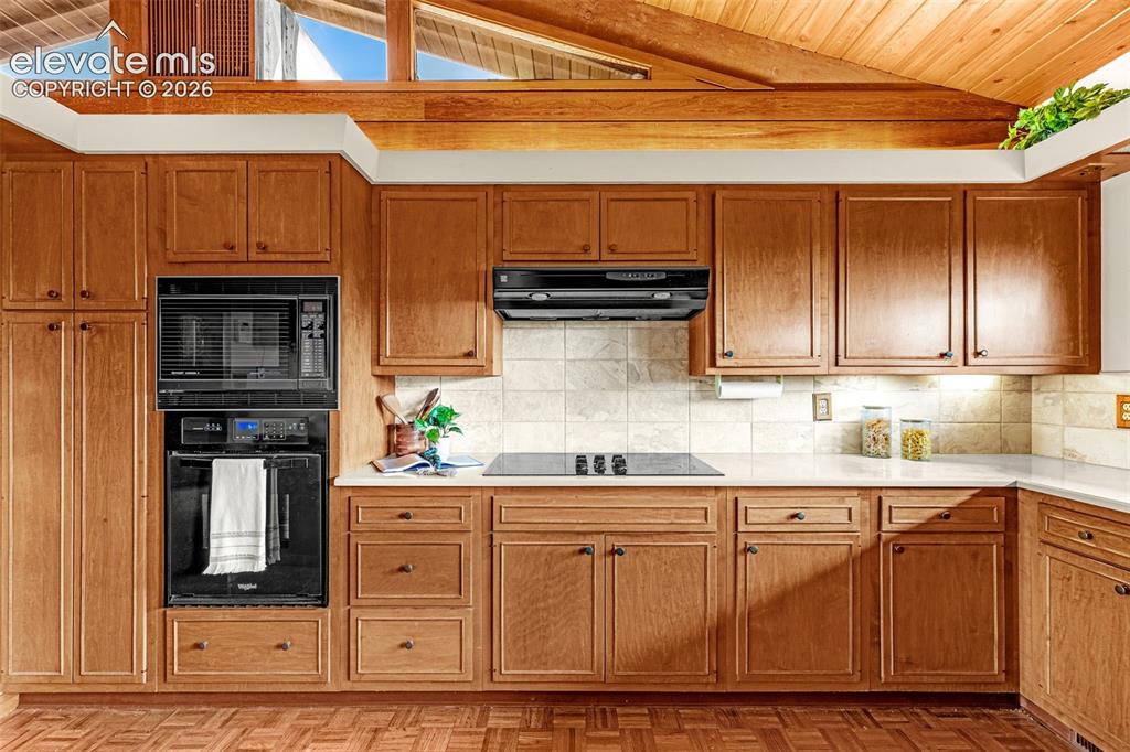 Image 22 of 49: Kitchen