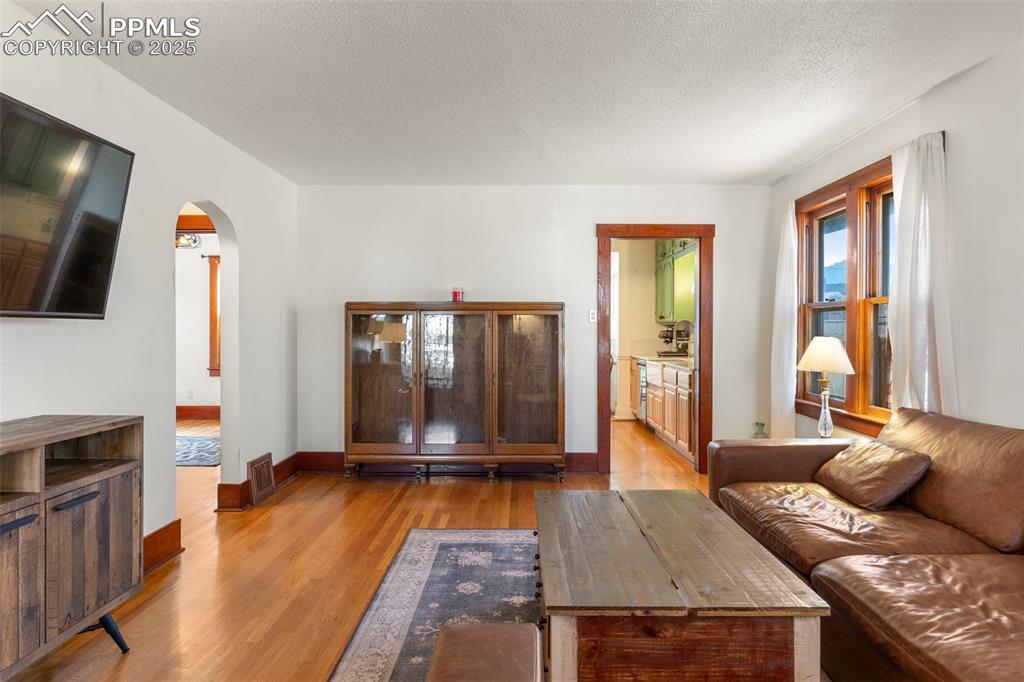 Image 4 of 22: Living Room