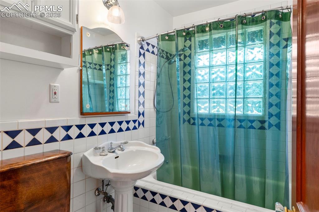 Image 6 of 22: Bathroom