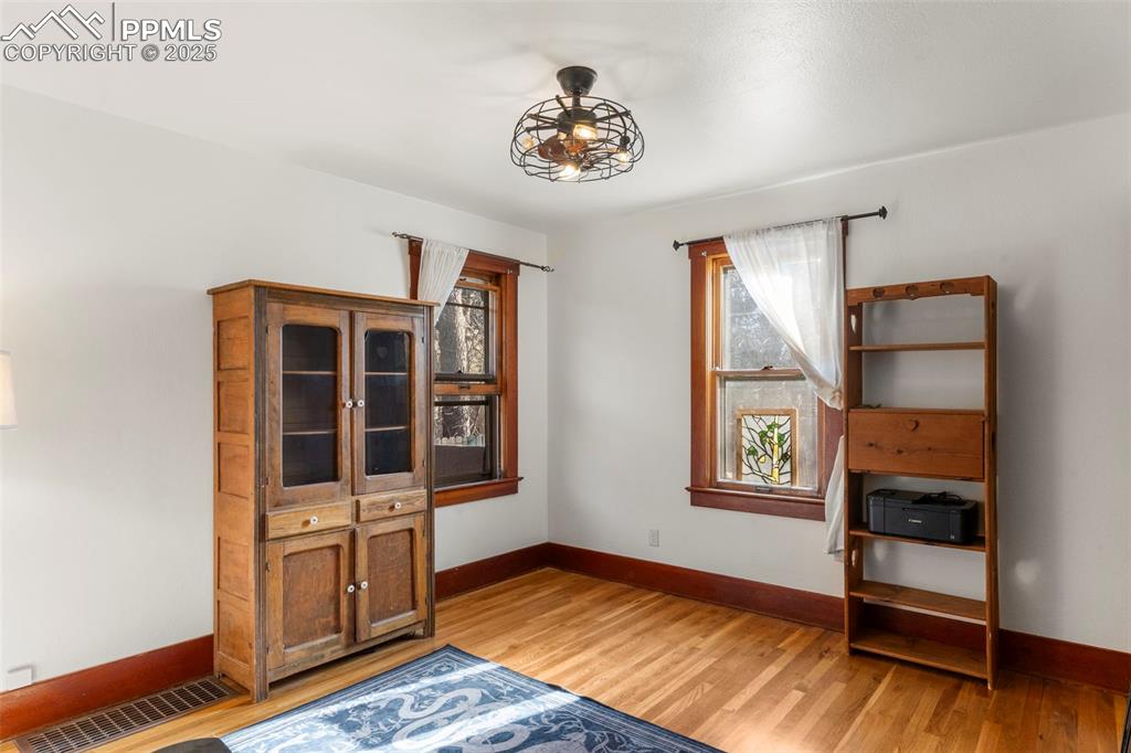 Image 7 of 22: Bedroom