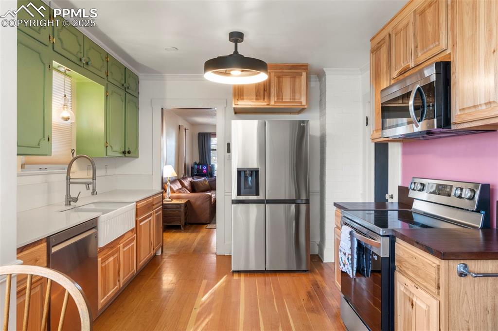 Image 8 of 22: Kitchen