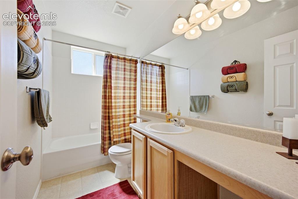 Image 19 of 42: Upstairs bathroom