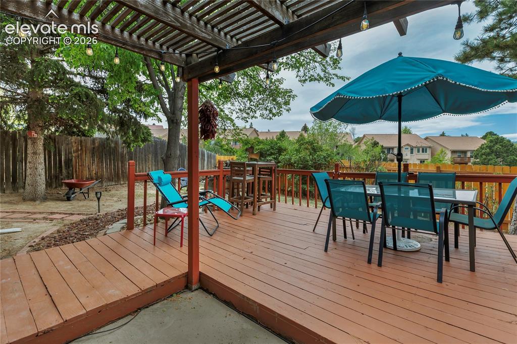 Image 22 of 26: Deck