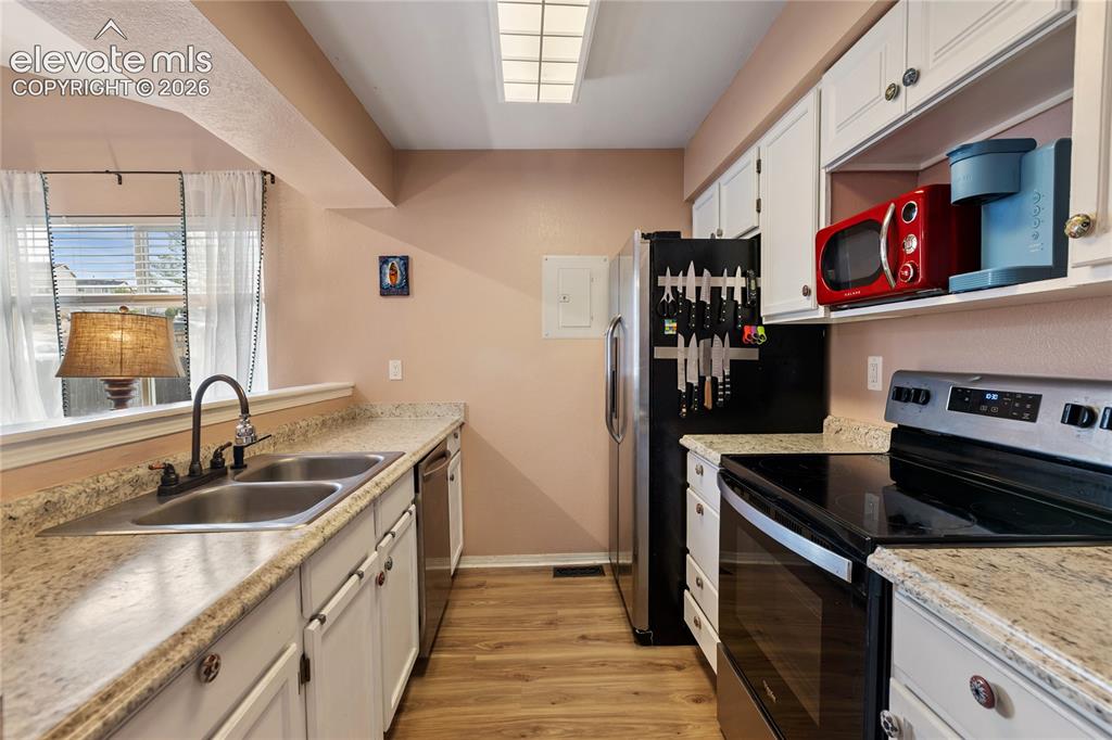 Image 7 of 26: Kitchen