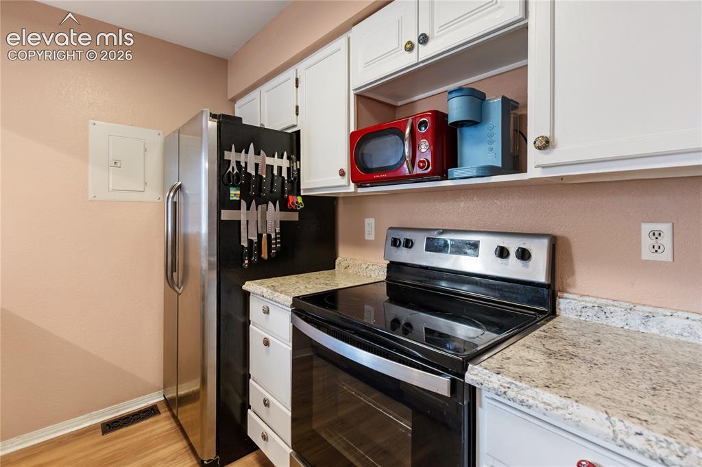 Image 9 of 26: Kitchen