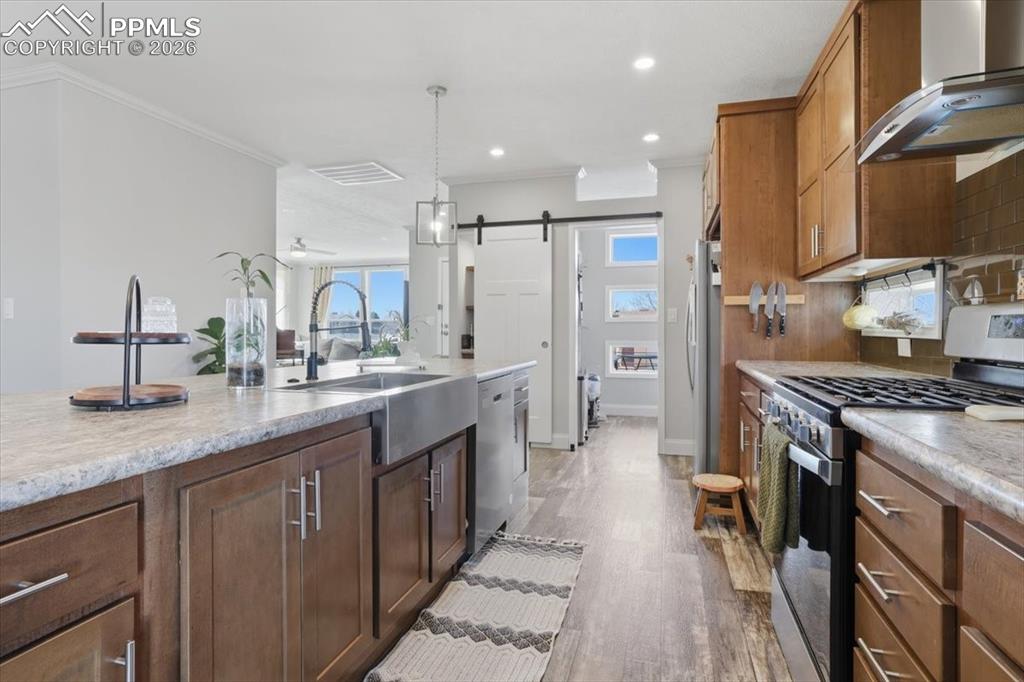 Image 10 of 46: Kitchen