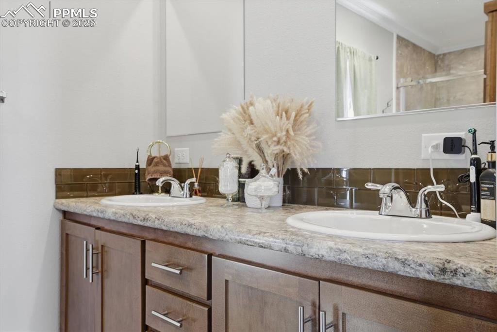 Image 25 of 46: Bathroom