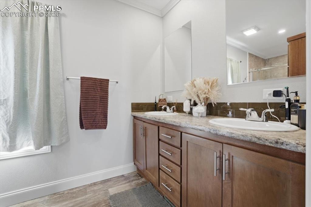 Image 26 of 46: Bathroom