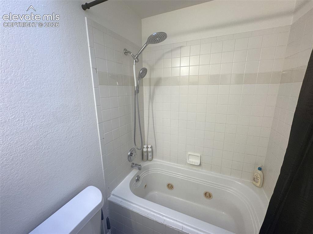 Image 14 of 36: Bathroom