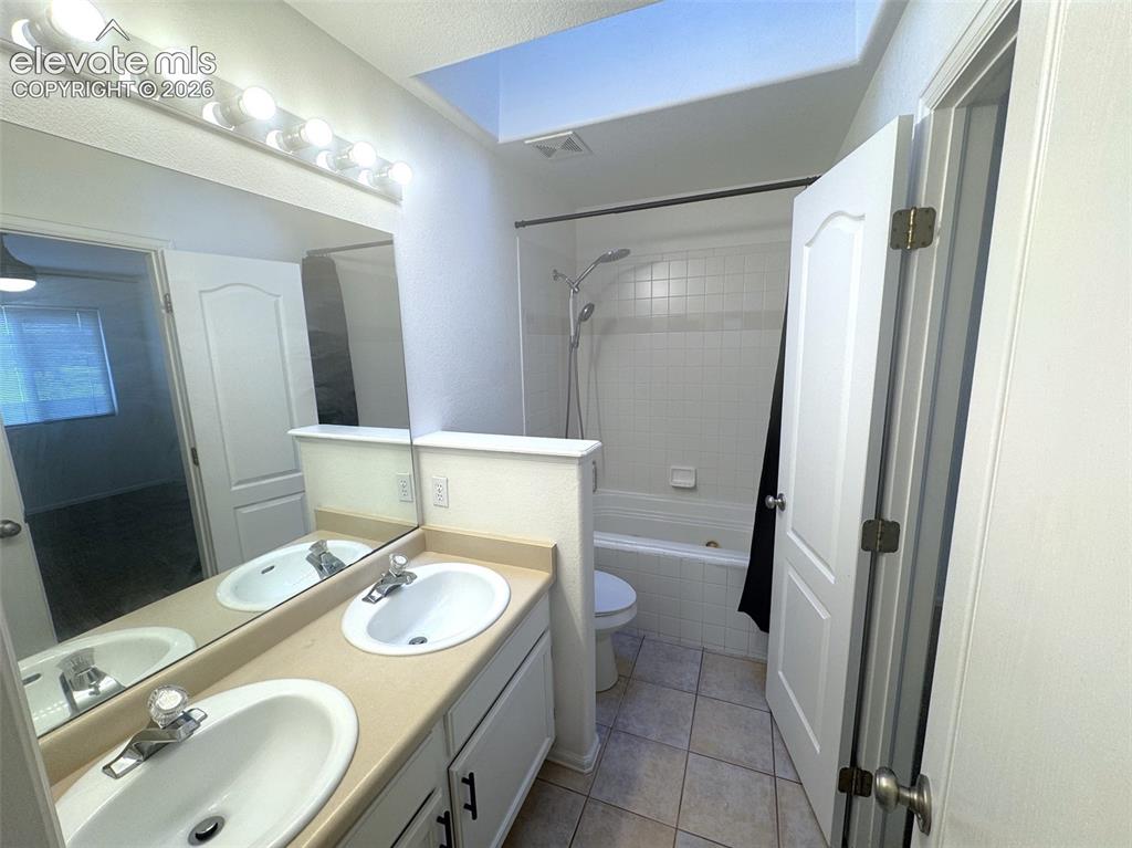 Image 15 of 36: Bathroom