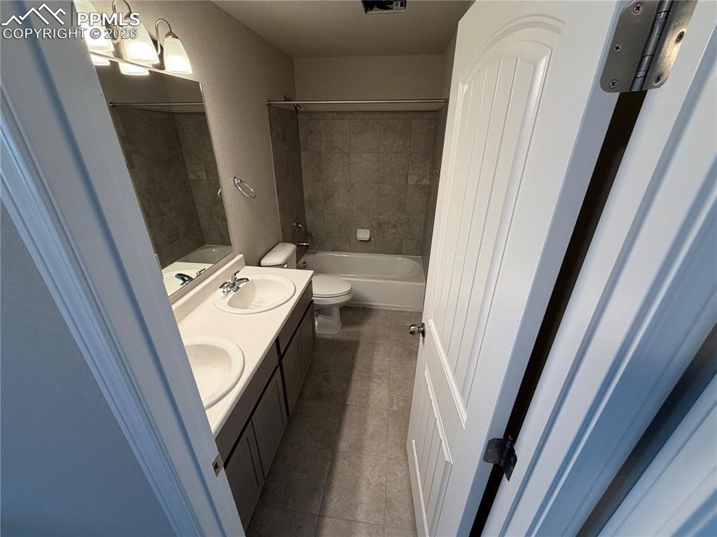 Image 12 of 18: Bathroom