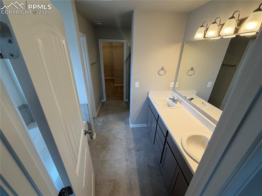 Image 16 of 18: Bathroom