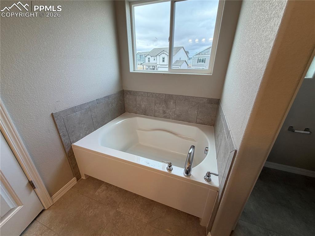 Image 18 of 18: Bathroom