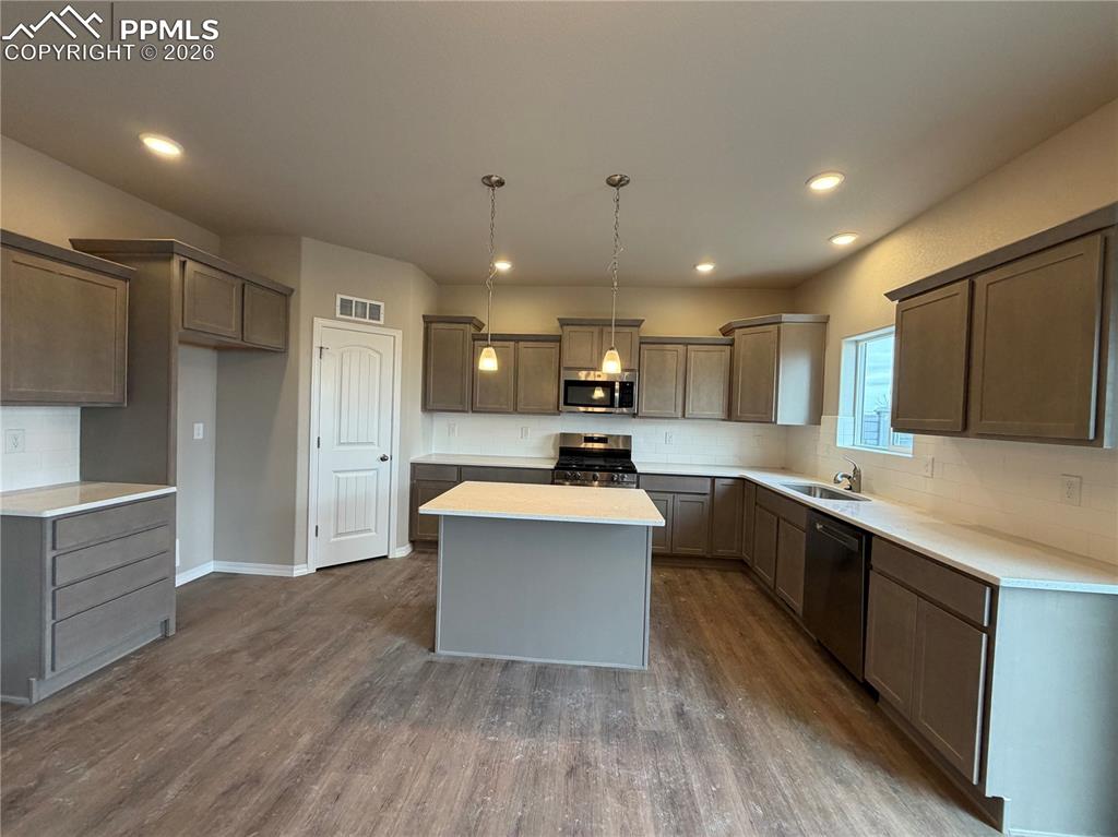 Image 7 of 18: Kitchen