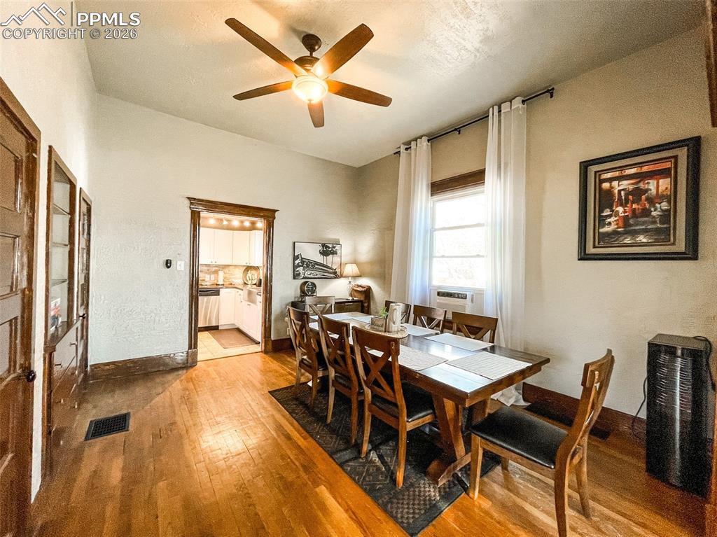 Image 14 of 49: Dining Area