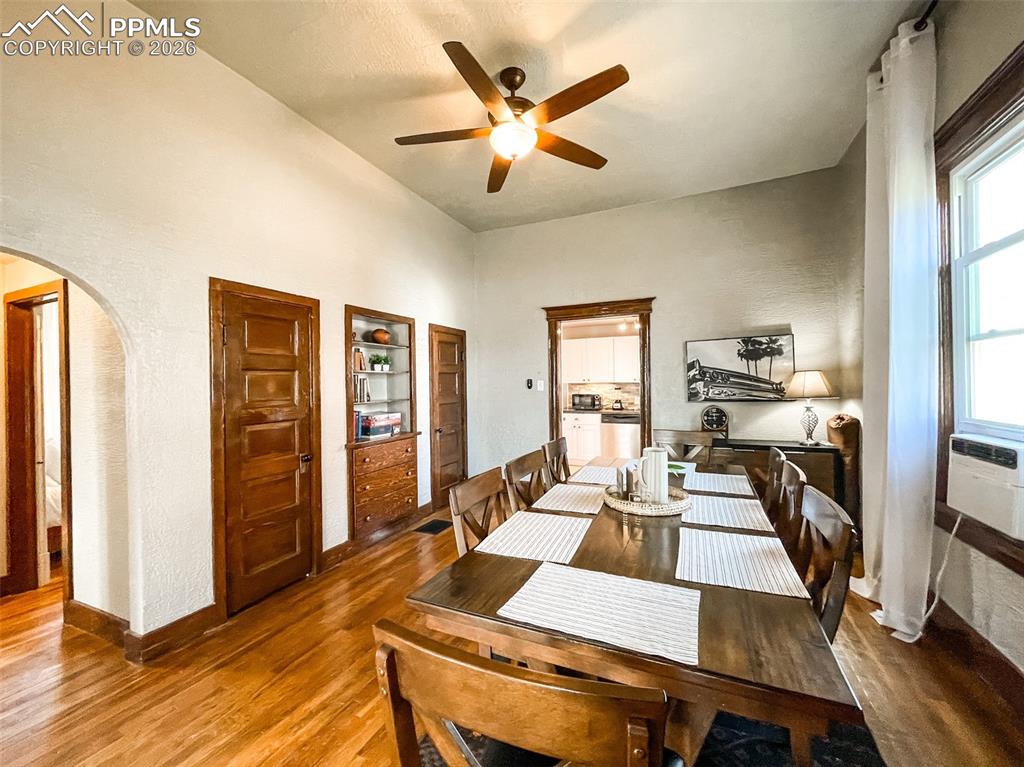 Image 15 of 49: Dining Area