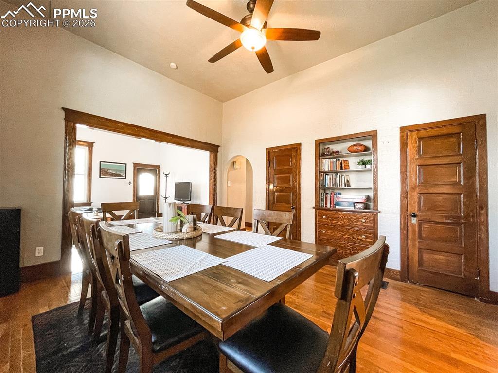 Image 17 of 49: Dining Area