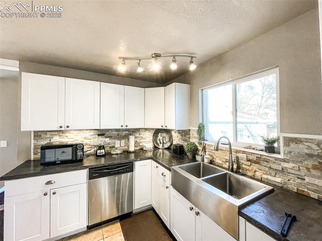 Image 20 of 49: Kitchen