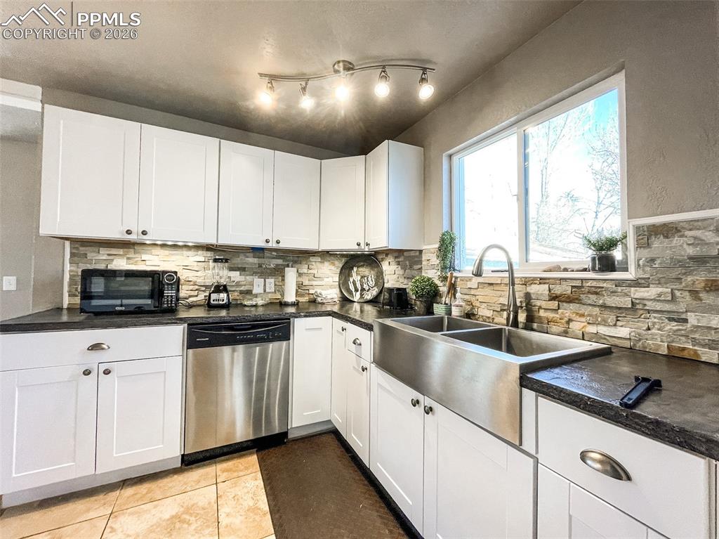 Image 21 of 49: Kitchen