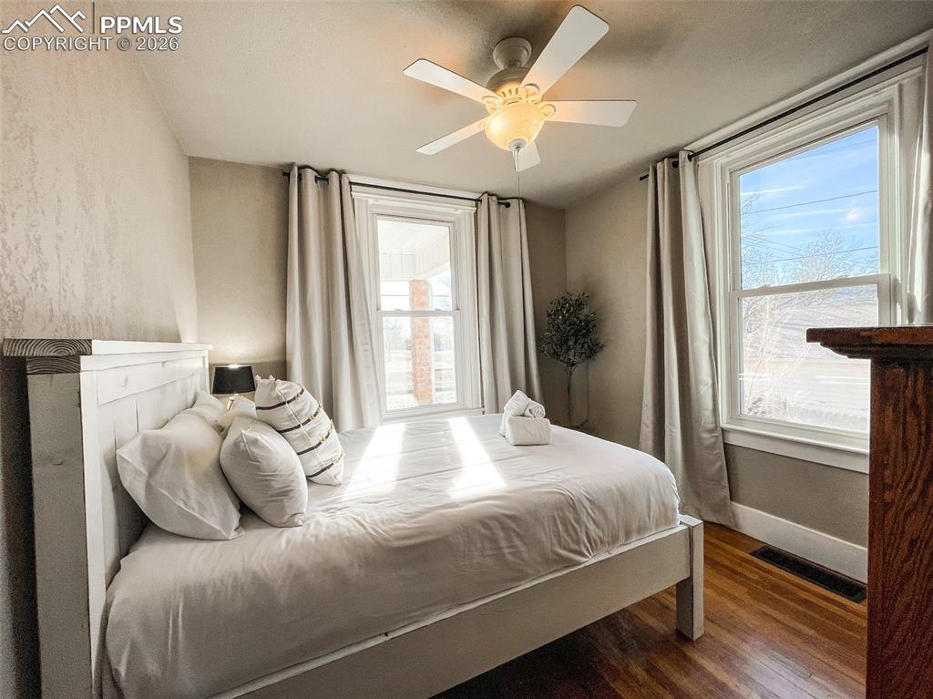 Image 27 of 49: Bedroom