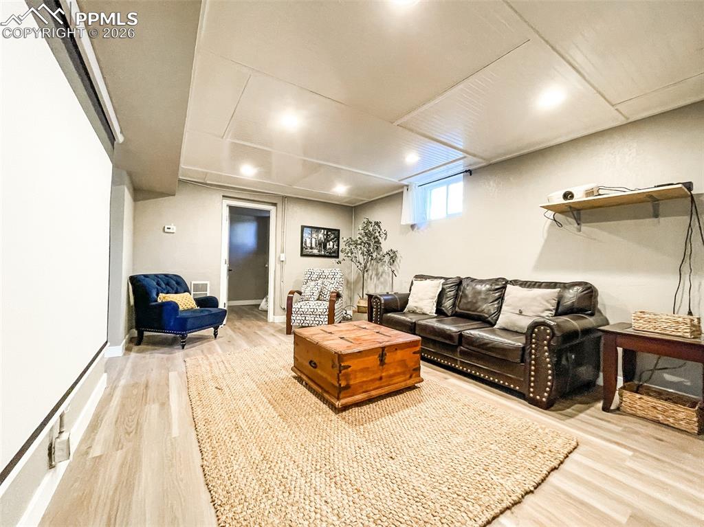 Image 35 of 49: Living Room