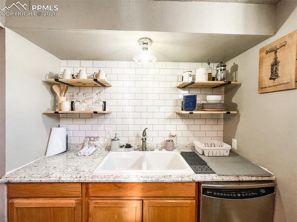 Image 39 of 49: Kitchen