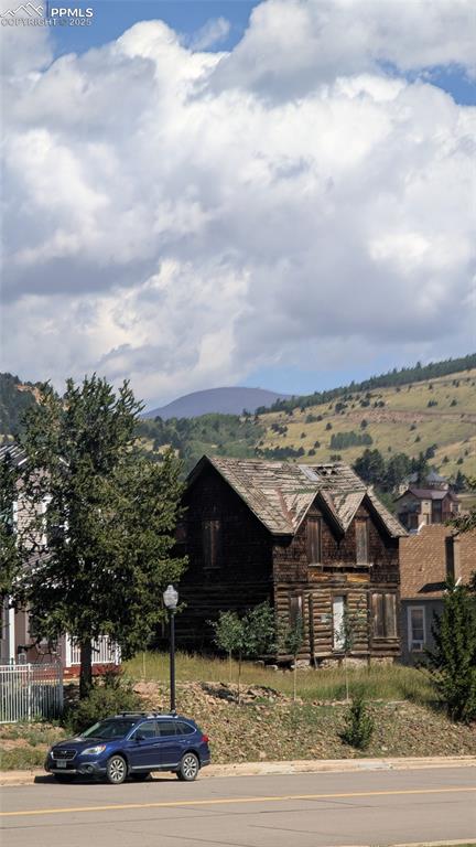 Image 7 of 9: Pikes Peak in the distance