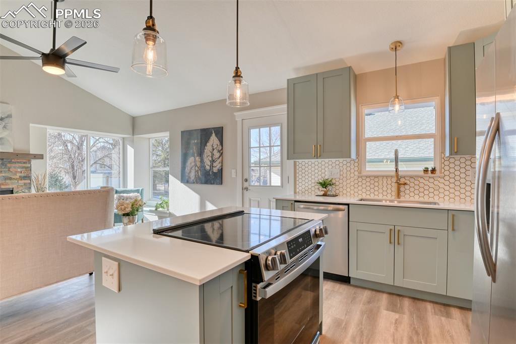 Image 10 of 45: Kitchen