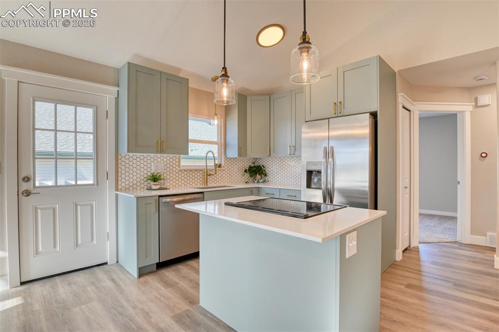 Image 12 of 45: Kitchen