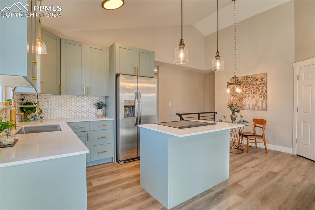 Image 13 of 45: Kitchen