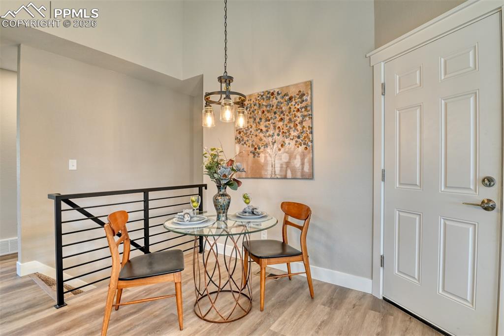 Image 15 of 45: Dining Area