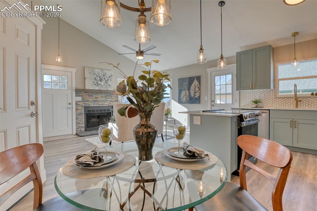 Image 16 of 45: Dining Area