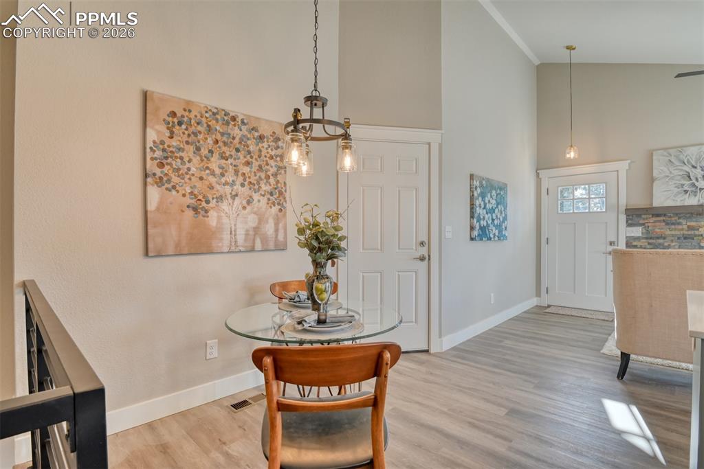 Image 17 of 45: Dining Area