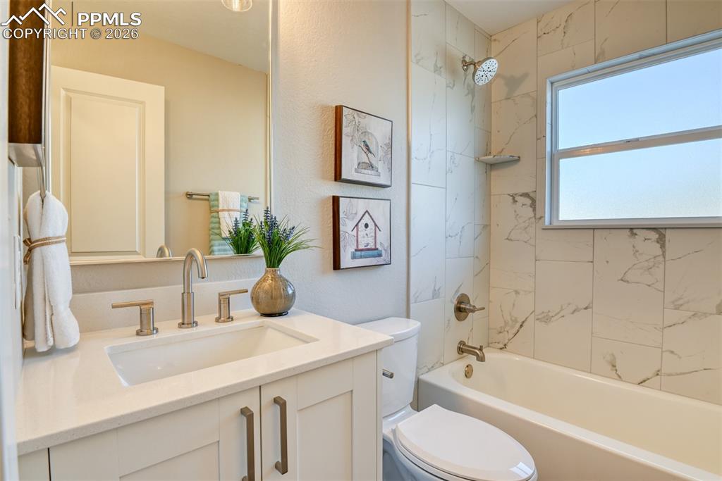 Image 27 of 45: Bathroom