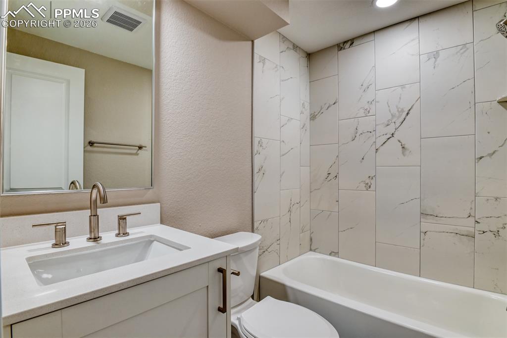 Image 37 of 45: Bathroom