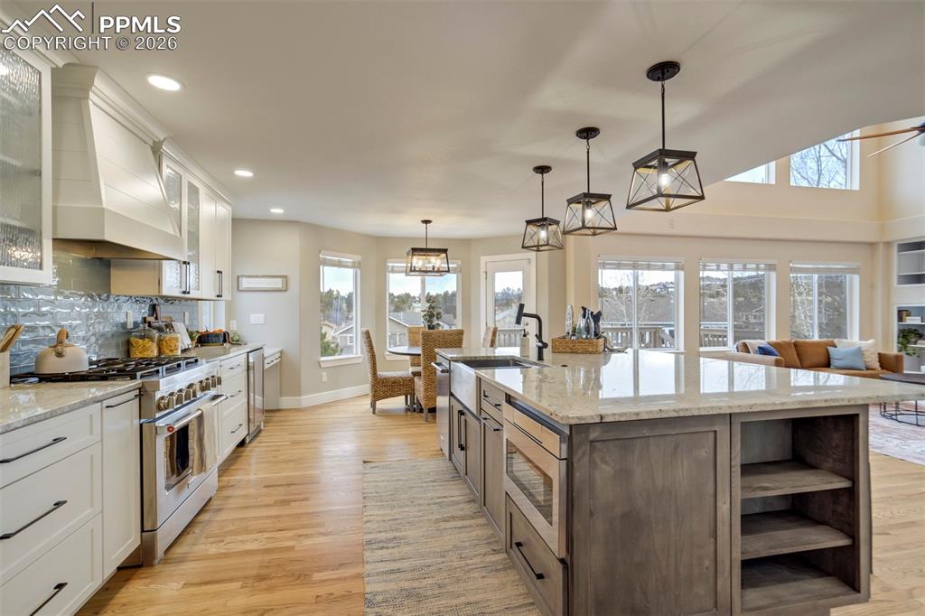 Image 15 of 50: Kitchen