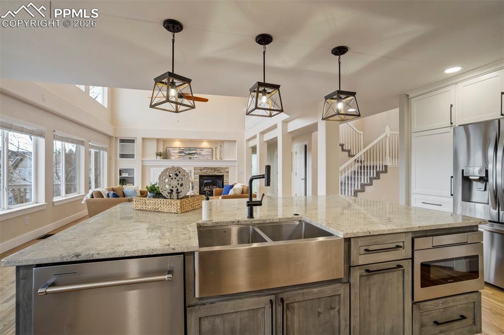 Image 16 of 50: Kitchen