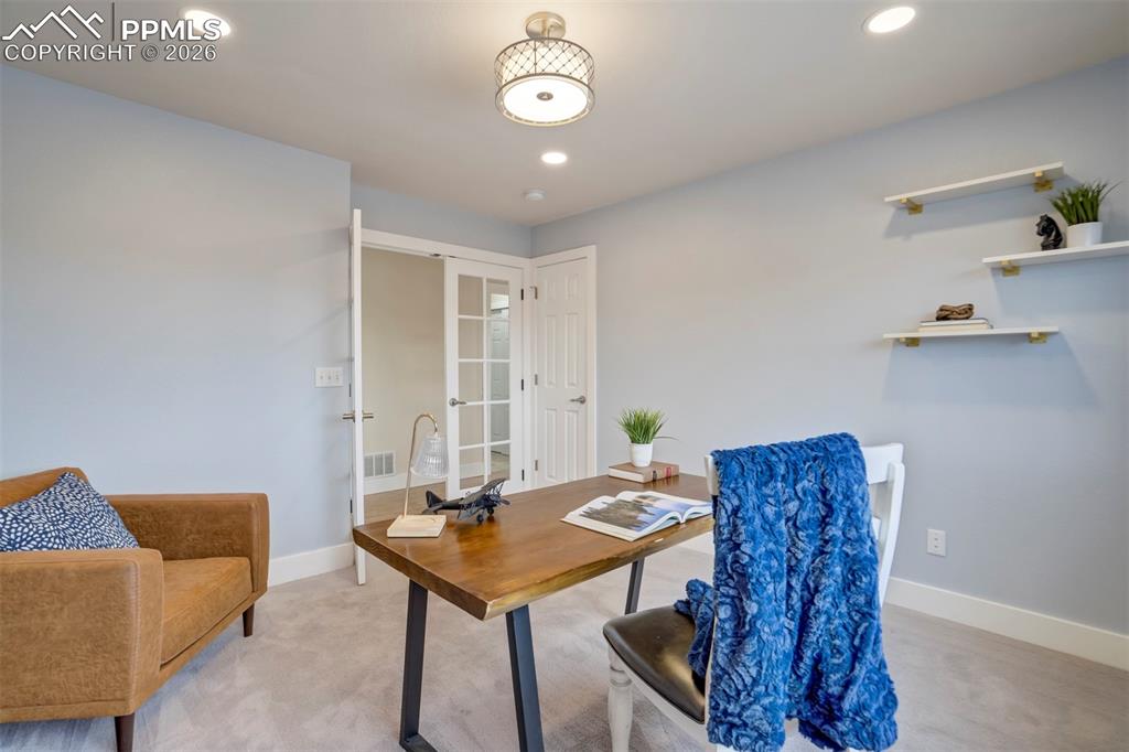 Image 19 of 50: Office