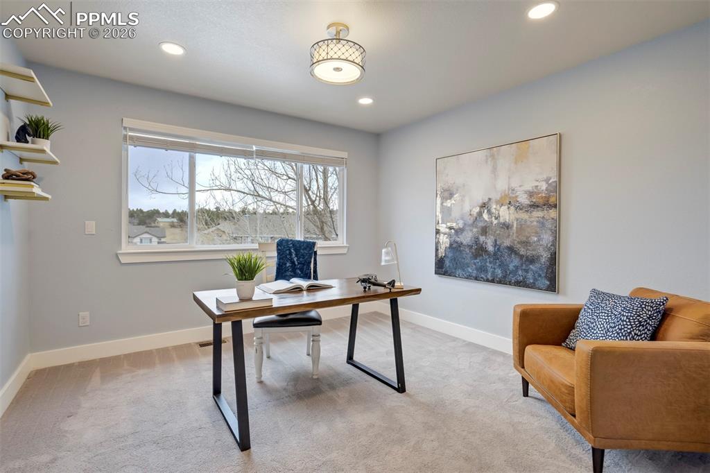 Image 20 of 50: Office