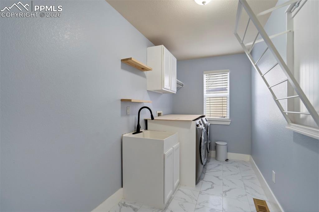 Image 22 of 50: Laundry