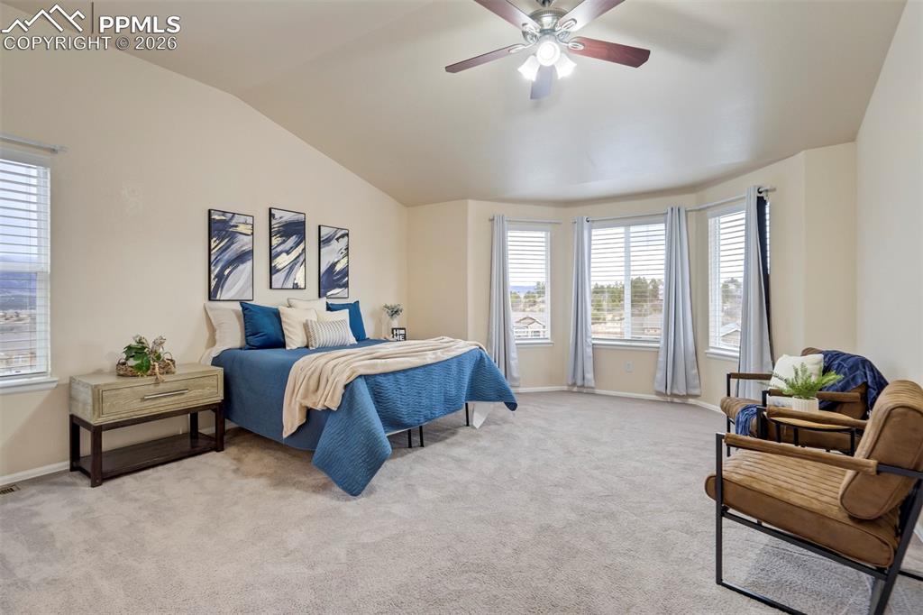 Image 26 of 50: Bedroom