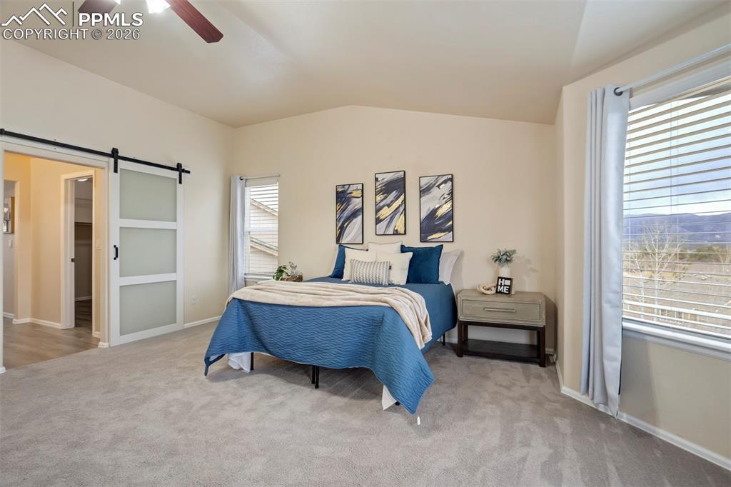 Image 28 of 50: Bedroom